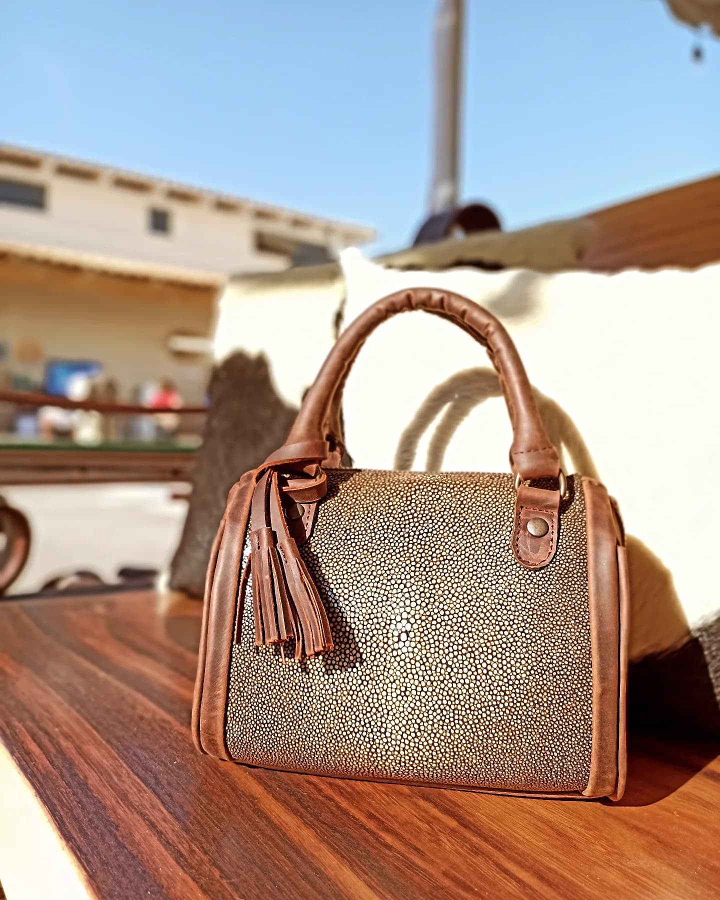 Mini Bag Mantarraya — Mini bag de mantarraya con res, tono miel