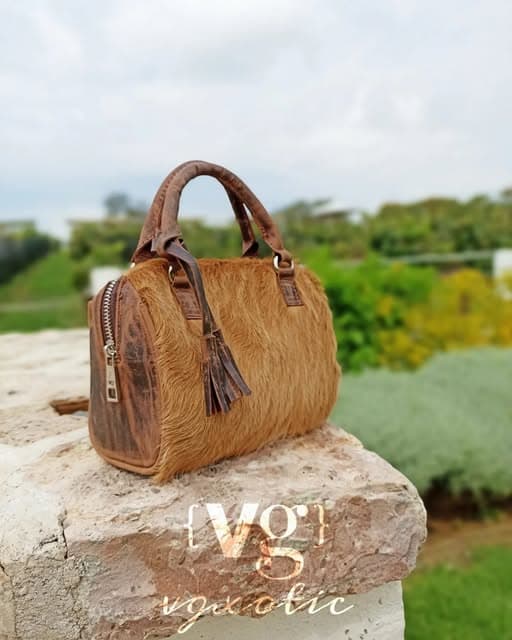 Mini Bag Pelo Natural — Mini bag de becerro pelo natural con res